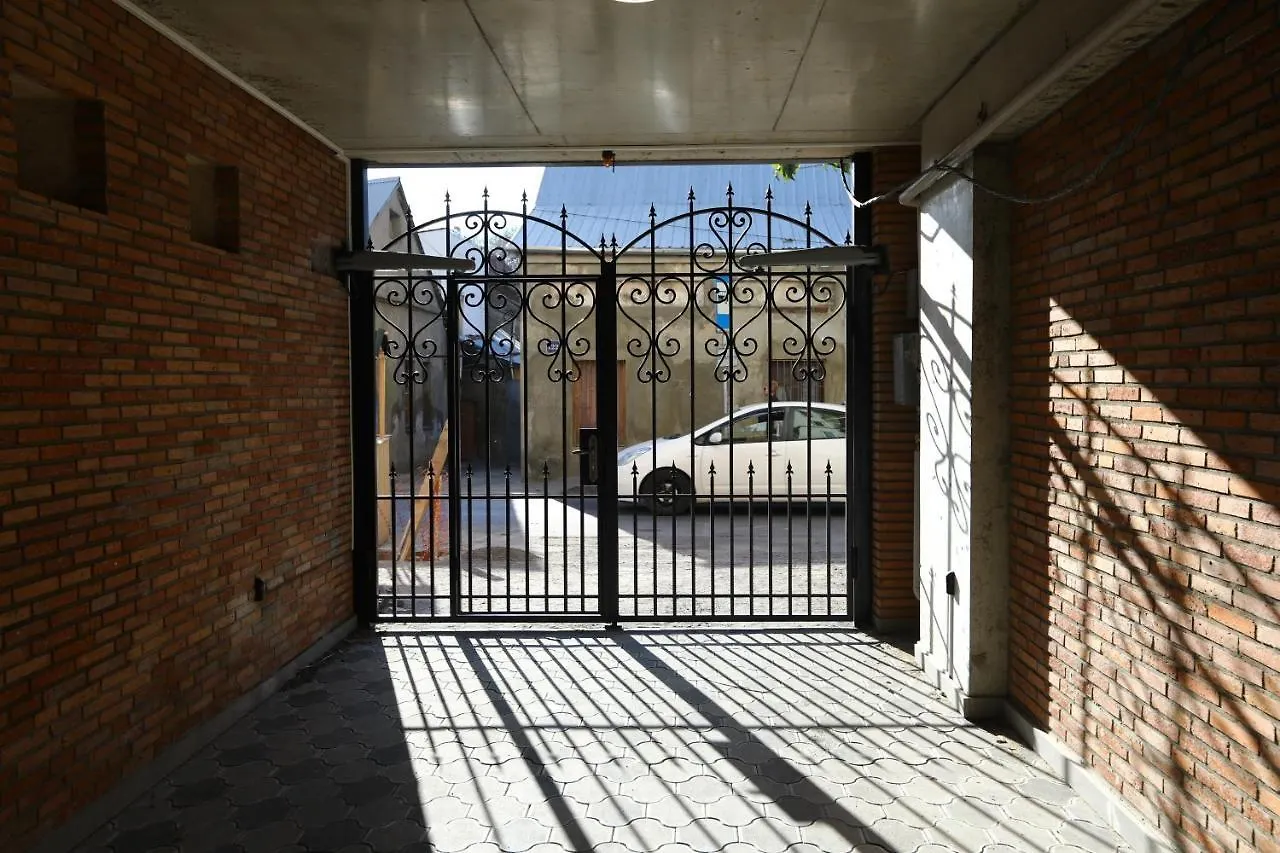 Brick House ile iletişim